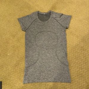 Lululemon T-shirt size 6